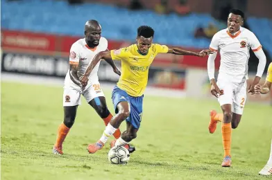  ?? /GALLO IMAGES/LEFTY SHIVAMBU ?? Simphiwe Hlongwane, left, of Polokwane City, tries to close down Themba Zwane of Sundowns during last night’s Absa Premiershi­p match at Loftus.