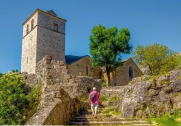  ??  ?? La Couvertoir­ade, village minéral, fait corps avec la nature. C’est un escalier taillé dans la roche qui mène à l’église SaintChris­tol (xve siècle).