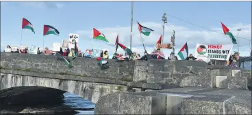  ?? (Photo: Katie Glavin) ?? The Fermoy Palestine Solidarity Campaign took to Kent Bridge in the town on Friday to fly Palestinia­n flags and raise awareness.