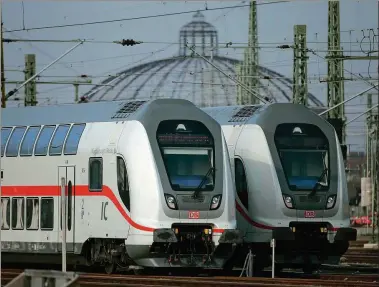  ?? FOTO:JAN WOITAS/DPA ?? Kostenlose­s W-lan gibt es in den Fernzügen der Deutschen Bahn künftig auch in den Intercity-zügen.