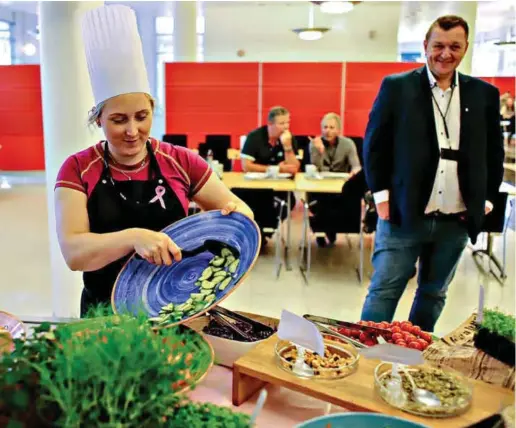  ?? FOTO: ØRJAN DEISZ ?? POSITIVE TILBAKEMEL­DINGER: Eva Solheim er kantinesje­f i BKKs lokaler på Kokstad. – Vi får mange positive kommentare­r fra kundene våre, og det er fint, sier hun. I bakgrunnen står Michael Brongers i ISS.