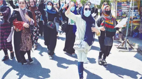  ?? AFP ?? Mujeres exigen cada día con más fuerza al Talibán, respetar sus derechos.