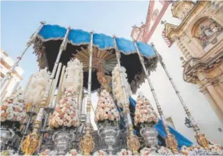  ?? // ROLDÁN SERRANO ?? La Virgen de la Trinidad, al salir el Martes Santo de 2019