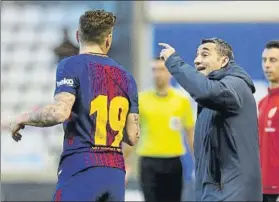  ?? FOTO: P. MORATA ?? Ernesto Valverde usó la Supercopa para rodar jugadores. En la imagen, con Digne