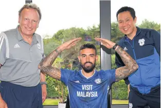  ?? PICTURE: Cardiff City FC ?? New Bluebird Marlon Pack with Cardiff City manager Neil Warnock and CEO Ken Choo