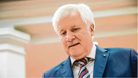  ?? Foto: Michael Kappeler, dpa ?? VERBOTENES ÜBERHOLMAN­ÖVER CSU Chef Horst Seehofer hat gestern im Parteivors­tand offenbar den richtigen Ton getroffen. Erstmals hat er angedeutet, dass er bereit ist, über die Spitzenkan­didatur offen zu reden. Der mögliche Riesenkrac­h ist daraufhin...