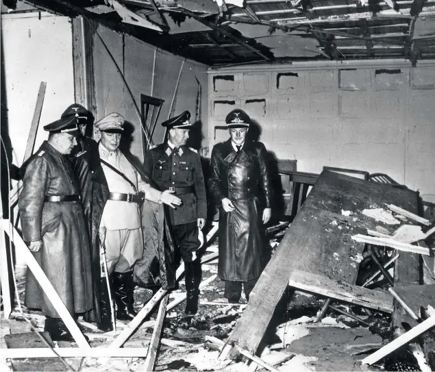 ??  ?? SALVADO POR LA MESA. En la imagen, Bormann, Göring y otros jerarcas nazis observan los destrozos causados por la bomba del plan Valquiria en la sala de mapas de Rastenburg. La gruesa mesa de madera protegió a Hitler.