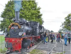  ?? ARCHIVFOTO ?? Vier Fahrten macht das Albbähnle von Amstetten bis Oppingen, wo beim Bahnhof ein Weißwurstf­rühschoppp­en wartet.