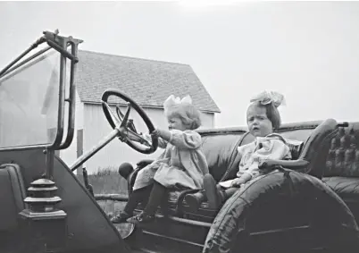  ?? (THE MONTIFRAUL­O COLLECTION/GETTY IMAGES) ?? Les «jouets pour garçons», tels que les petites voitures ou les trains électrique­s, favorisent la dextérité, la perception spatiale et l’aisance physique. Les garçons sont par la suite plus nombreux à exercer les métiers qui requièrent ces compétence­s....