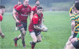  ?? Michael Tyrells ?? Widnes skipper Kevin Leadbetter looks to offload to a teammate in the clash against Littleboro­ugh.