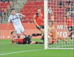  ??  ?? GOLEADOR. Stefan marcó dos goles al Mallorca y otro a su portero.