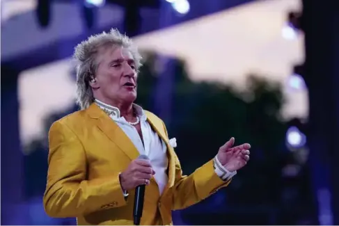 ?? (PA) ?? Sir Rod Stewart rang into a l ive phone - in news segment yesterday to express his frustratio­n