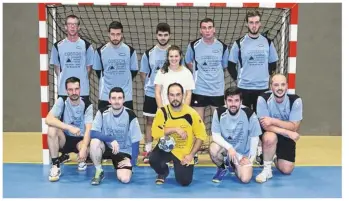  ??  ?? En haut de gauche à droite : Florian Goasdoue, Thomas Hue, Brendan Huet, Thibault Déréat, Yann Le Ster. En bas de gauche à droite : Alan Goaziou, Thibaud Thouément, Aurélien Poulouin, Alexandre Castel, Valentin Sommer. Coach au centre de la photo :...