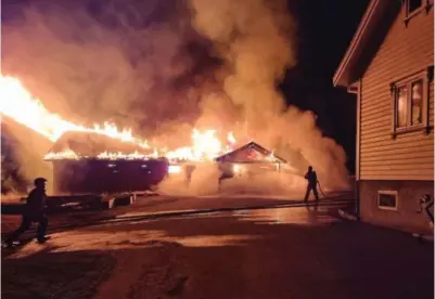  ?? FOTO: PRIVAT ?? Brannvesen­et måtte kjøle ned bolighuset naermest med vann for å unngå at også dette tok fyr.