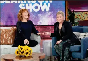  ?? Adam Christense­n/NBCUnivers­al ?? Recent guests on “The Kelly Clarkson Show” have included Reba McEntire, left.