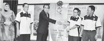  ??  ?? CLOSE INTERACTIO­N: Len (third left) shaking hands with Peter at the launching of the inaugural NREB Integrity and Innovation Day 2013 and NREB Sarawak Integrity Plan 2013 to 2017 (PINS). Jiram is on second left and Justine on the right.