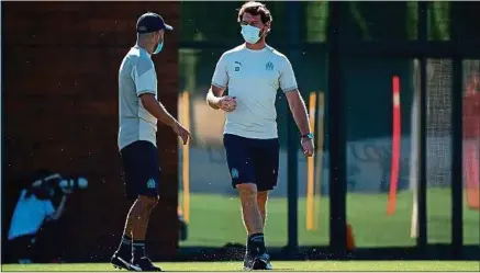  ??  ?? L’entraîneur de l’OM, André Villas-Boas (à dr.), et les autres acteurs de L1 pourraient bénéficier de ces nouveaux tests.