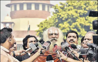  ?? SANJEEV VERMA/HT PHOTO ?? Nirmohi Akhara Mahant, Dharam Dass after a hearing on Babri Masjidram Janmabhoom­i case at the Supreme Court, in New Delhi on Monday.