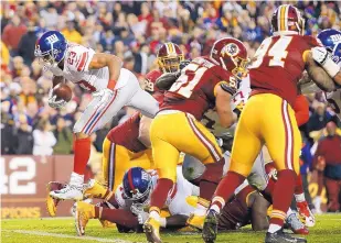  ?? ALEX BRANDON/ASSOCIATED PRESS ?? Giants running back Rashad Jennings (23) breaks through the Redskins defense for a touchdown during the first half of Sunday’s game.