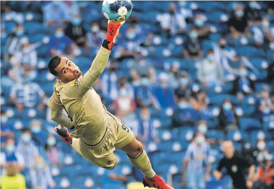  ??  ?? Ainda faltam três dragões ao grupo de Sérgio Conceição
Coates treinou-se limitado e ainda há três em dúvida
Sporting em vantagem, FC Porto invicto frente a Rúben Amorim