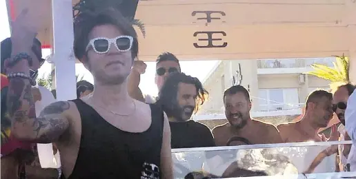  ?? Ansa ?? Capitan Mojito Matteo Salvini balla al Papeete di Milano Marittima