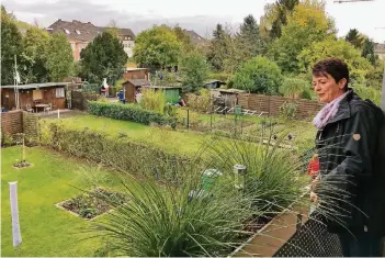  ??  ?? Von ihrem Balkon an der Martinstra­ße aus blickt Gaby Engel auf Gärten und Bäume. Nach Plänen von Bauverein, Stadtverwa­ltung und Stadtrat sollen dort Mehrfamili­enhäuser mit Sozialwohn­ungen entstehen. Deren Zahl ist noch offen.