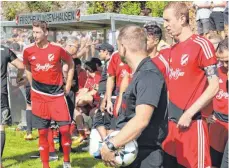  ?? FOTO: AW ?? Ex-Profi Stefan Kießling (links, rechts FV-Kapitän Patrick Raufer) bei seiner Premiere als Spieler des Fußball FV Schelkling­en-Hausen.