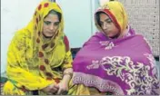  ?? SAMEER SEHGAL/HT ?? Sisters Aruna Devi (L) and Sita Devi lost their husbands, Girender Kumar and Pawan Kumar, respective­ly, who were also real brothers, in the train tragedy.