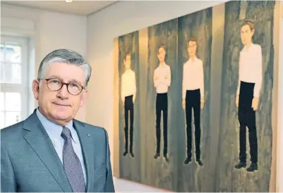  ?? FOTO: DETLEF ILGNER ?? Eugen Viehof im Mönchengla­dbacher Firmensitz vor dem „Relief mit vier Männern“von Stephan Balkenhol – ein Sinnbild auch für das Kunstinter­esse der vier Brüder.
