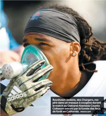  ?? PHOTO AFP ?? Rayshawn Jenkins, des Chargers, respire dans un masque à oxygène durant le match au Oakland-alameda County Coliseum envahi par la fumée des feux de forêt en Californie..