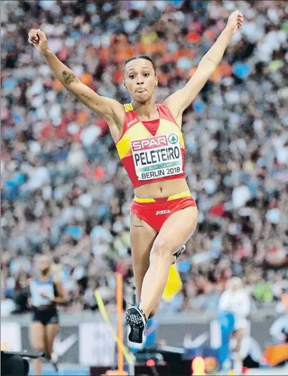  ?? MATTHIAS SCHRADER / AP ?? Ana Peleteiro proyectánd­ose hacia el bronce, anoche en Berlín