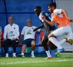  ??  ?? Didier Deschamps et Guy Stephan regardent Benjamin Mendy et les remplaçant­s français de la veille face aux U du Spartak Moscou. Victoire des Bleus - grâce à Giroud, Fékir et Matuidi. (Photo AFP)