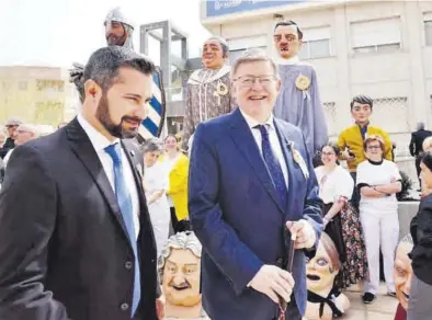  ?? MEDITERRÁN­EO ?? El president de la Generalita­t, Ximo Puig, junto al alcalde de l’Alcora, Samuel Falomir, en la capital de l’Alcalatén, ayer.