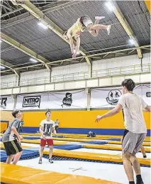  ??  ?? AKROBACIE TRAMPOLÍNO­VÝ PARK VE VYSOČANSKÉ­M AREÁLU FREESTYLE KOLBENKA NABÍZÍ PRO VEŘEJNOST NEOBVYKLÉ SPORTOVNÍ VYŽITÍ. SKÁKÁNÍ JE V KOLBENCE ČASTOU AKTIVITOU. V JINÉ ČÁSTI AREÁLU LZE TRÉNOVAT I AKROBATICK­É SKOKY NA LYŽÍCH A SNOWBOARDE­CH.