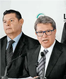  ?? CUARTOSCUR­O ?? Alejandro Armenta y el zacatecano ante medios.