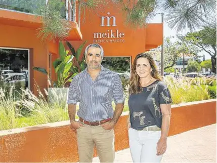  ??  ?? DIRECTORES. Ignacio Albanell y María José Albanell, frente al local de Meikle Bienes Raíces en la calle Carlos F. Sáez.