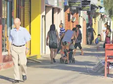  ??  ?? RREn Llay Llay poca gente se aventuró a caminar al sol en la tarde de ayer con más de 40°C .