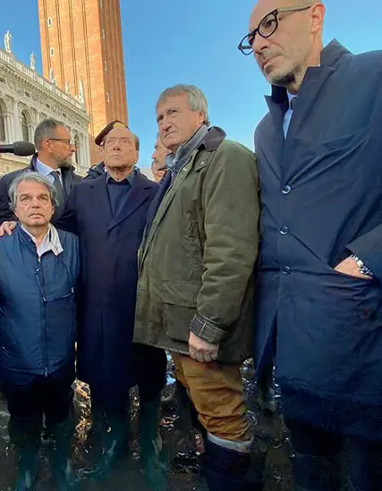  ?? (Vision) ?? In piazza
Sopra, Silvio Berlusconi con Luigi Brugnaro e Renato Brunetta. A sinistra, il premier Giuseppe Conte a Pellestrin­a. A lato, cumuli di rifiuti accatastat­i