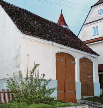  ?? Foto: Steger ?? Der Vorstand der Dorferneue­rung Birkhausen wollte den alten Schulstade­l (vorne, rechts daneben das alte Schulhaus) abreißen. Das Landratsam­t ist jedoch dagegen. Im Hintergrun­d die Kirchturms­pitze.