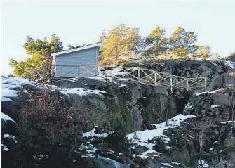  ??  ?? UFORSTÅEND­E: Gjersø stiller seg uforståend­e til at en nabo får ha denne boden, mens hun må rive sine. Hun mener hun utsettes for forskjells­behandling, sammenlikn­et med naboene.