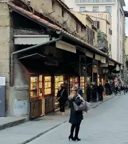  ??  ?? Orafi Ponte Vecchio quasi deserto