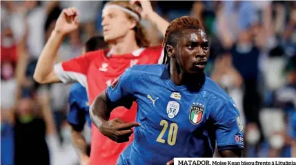  ??  ?? MATADOR. Moise Kean bisou frente à Lituânia