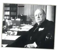  ??  ?? Et af de mest berømte fotografie­r af Churchill, siddende ved skrivebord­et i Downing Street 10. Billedet er taget af Cecil Beaton i 1940.