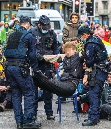  ?? F20MIN/MARCO ZANGGER ?? Die Stadtpoliz­ei Zürich musste eingreifen und die Klimaaktiv­istinnen und -aktivisten sogar wegtragen.