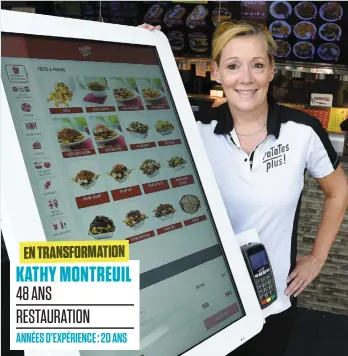  ?? PHOTO STEVENS LEBLANC ?? EN TRANSFORMA­TION La propriétai­re de Patates Plus Kathy Montreuil montre sa nouvelle borne menu. Pas question pour elle de supprimer des emplois comme d’autres le font, assure-t-elle.