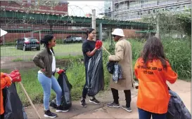  ?? (Pictures: Igunundu Press Images) ?? Municipali­ty office mployees in a city clean-up campaign dubbed Operation Mbo