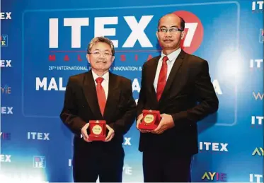  ??  ?? Prof Datuk Dr Asbi Ali (left) and Dr Zulhabri Othman won Gold for MSU in ITEX 2017.