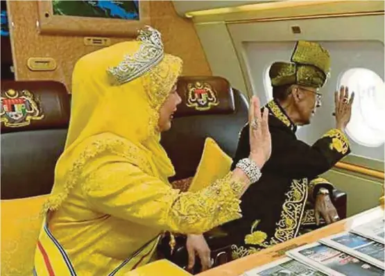  ?? FILE PIC ?? Sultan of Kedah Sultan Abdul Halim Mu’adzam Shah and Tuanku Hajah Haminah waving as they returned to Alor Star after completing his second term as the Yang di-Pertuan Agong.