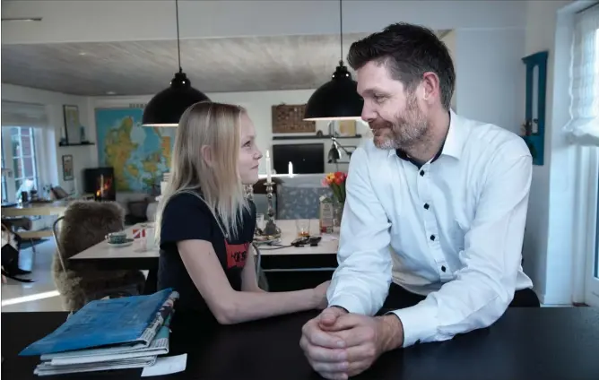  ?? FOTO: ROBERT WENGLER ?? Jesper Spatzek Nielsen og hans 10-årige datter, Rebecca, er hjemme i Nr. Broby efter den voldsomme oplevelse på Storebaelt.