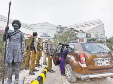  ?? SANJEEV VERMA/HT PHOTO ?? A day after violence shook Gurgaon, police officials said over 1,500 personnel were deployed in the city.